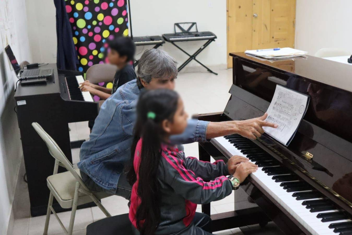 Niñas y niños aprendiendo a tocar el piano en el Centro Municipal de las Artes. Foto: Centro Municipal de las Artes