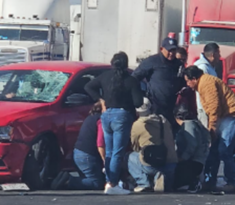Accidente en la Toluca - Naucalpan: persona herida en pavimento