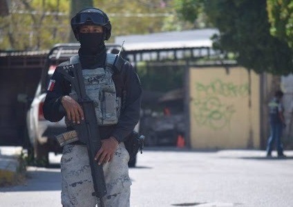 Un elemento de la Guardia Nacional hace rondines por la zona que fue asegurada por elementos de la Fiscalía de Jalisco. Foto: Contra República.