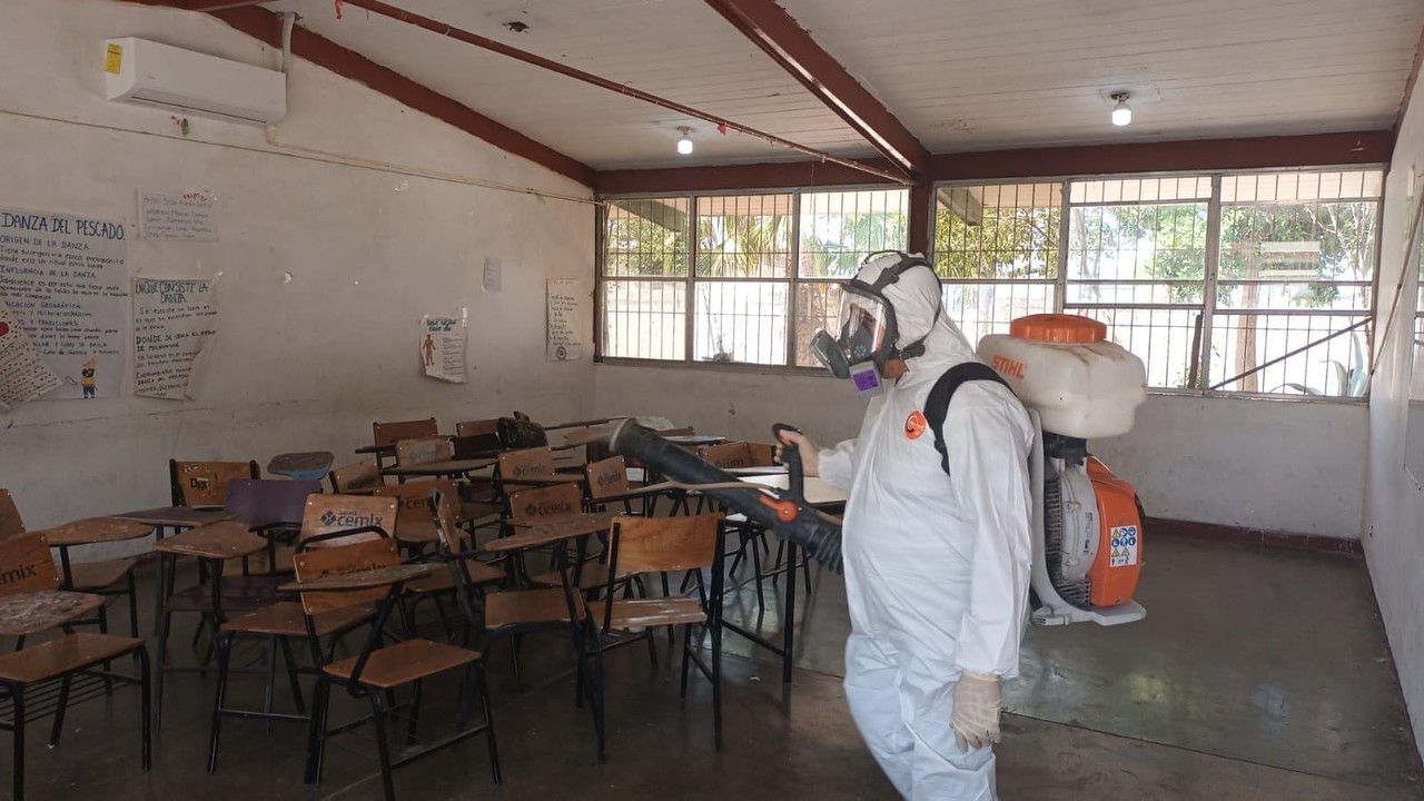 Un hombre perteneciente a Control y Bienestar Animal fumigando las aulas de la secundaria Emiliano Zapata. Foto: Facebook Ayuntamiento de Gómez Palacio.