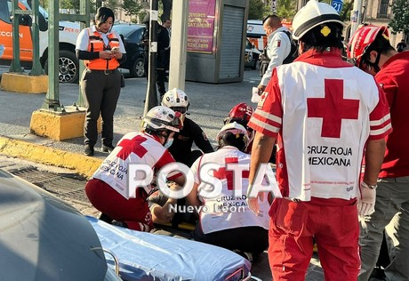 Queda motociclista herido de gravedad tras chocar en Monterrey