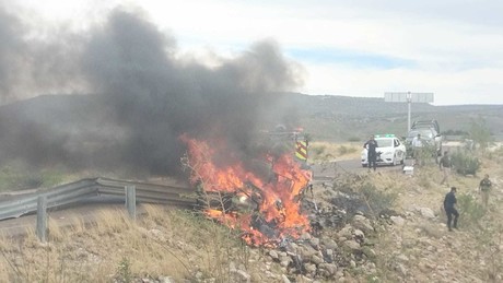 Choca camioneta contra una valla y se incendia en el Periférico de Durango
