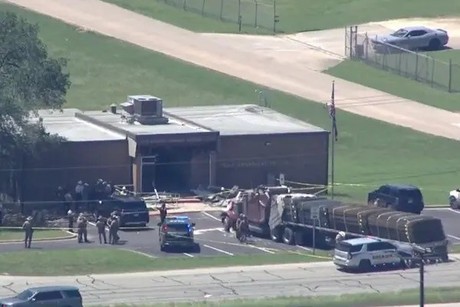 Choca tráiler contra Departamento de Seguridad de Texas; hay 16 heridos