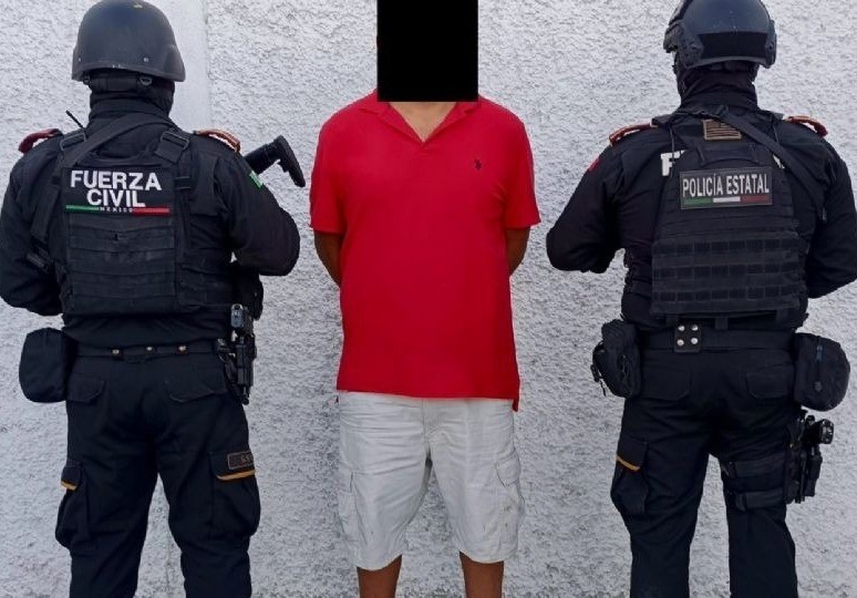 El presunto infractor, identificado como Juan 'N', de 41 años de edad, fue interceptado por las autoridades, quienes le incautaron un arma larga, municiones y una camioneta. Foto: Grupo de Coordinación de Seguridad en Nuevo León.