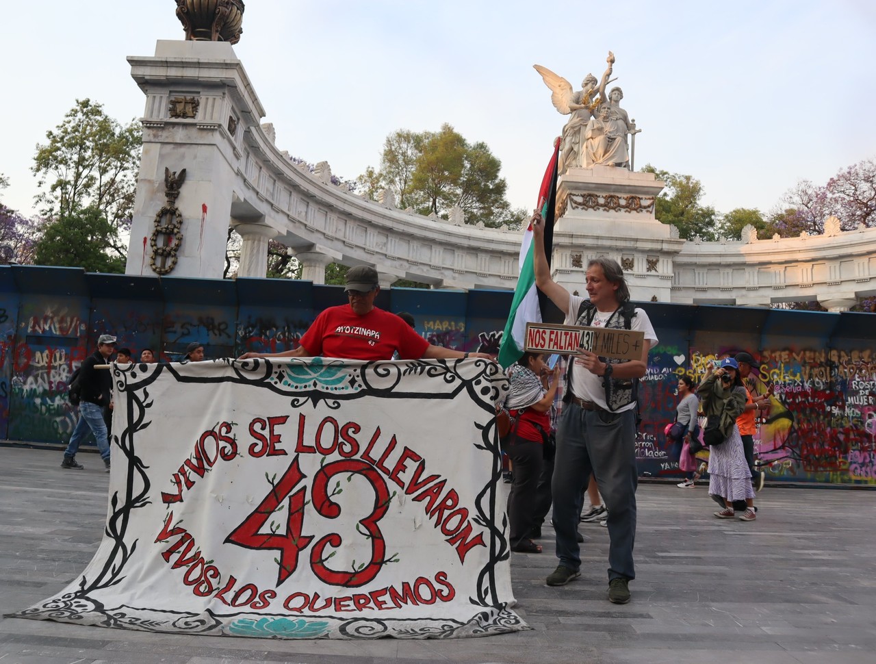 Marcha por los 34 desaparecidos de Ayotzinapa. Foto: @ANUEE_MX