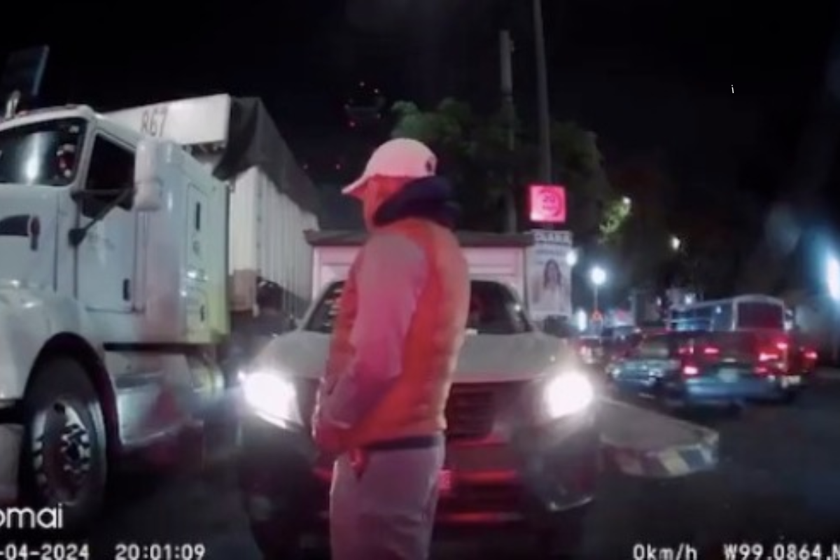 Un hombre fue captado en video mientras posiblemente haya asaltado a conductor. Foto: Captura de pantalla