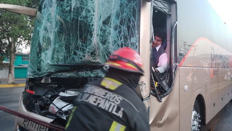 Choque de autobús y tráiler en Tlalnepantla: Siete heridos en accidente