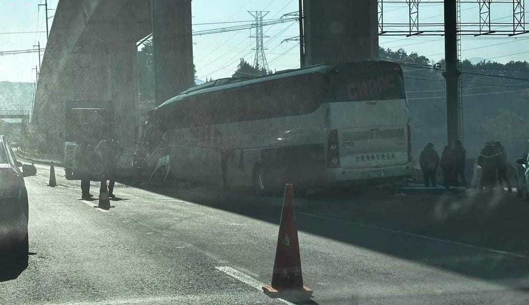 Trágico accidente de autobús en la México-Toluca. Foto: RRSS