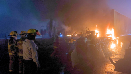 Arden vehículos en la Autopista Saltillo; Protección Civil controla la escena