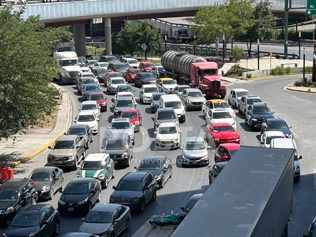 Choque y 'Expo Japón Monterrey', colapsan la avenida Fundidora
