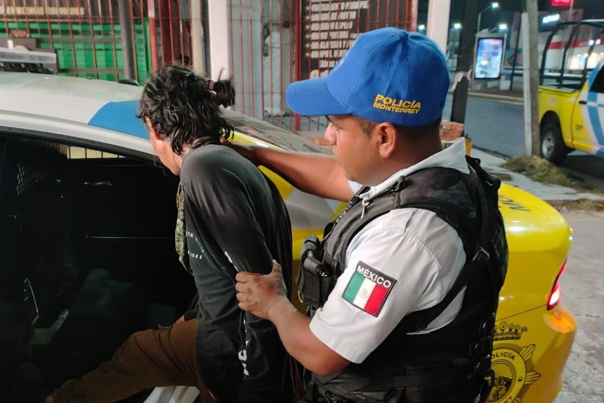Ángel y policía de Monterrey, el joven ingresando a la patrulla tras su captura. Foto: Secretaría de Seguridad Pública de Monterrey