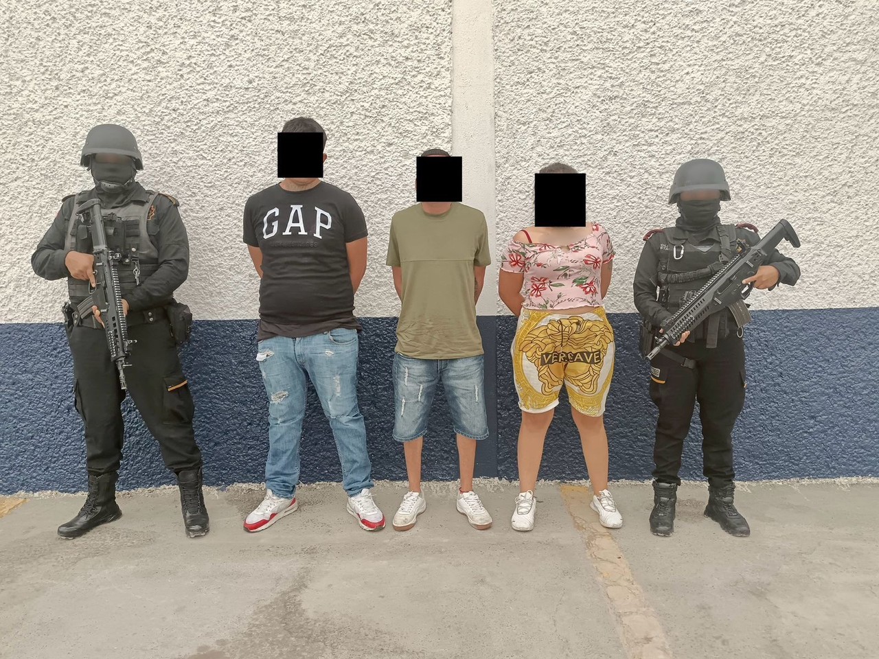 En si fueron arrestados dos hombres y una mujer en posesión de un arma de fuego en calles de la colonia Laderas del Topo Chico. Foto: Fuerza Civil.