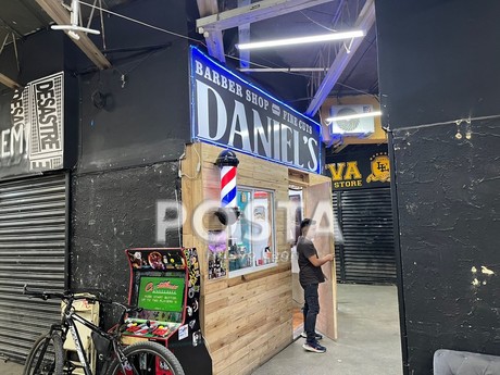 Conoce a Daniel, el barber que mantiene con vida al Mercado Fundadores