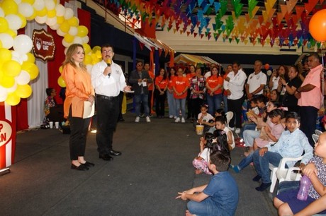 Dámaso Anaya y su esposa presiden el festival del SUTUAT por el Día del Niño