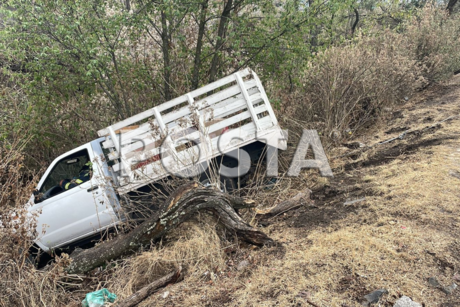 Se va a barranco camioneta de carga en Tlalpan, conductor refiere falla mecánica