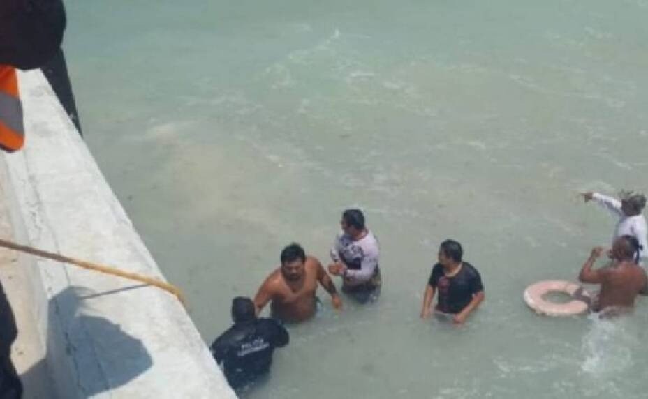 El oficial Farid Manuel Zabalegui Marín no dudo en adentrarse al mar para auxiliar a la joven Foto: Redes sociales
