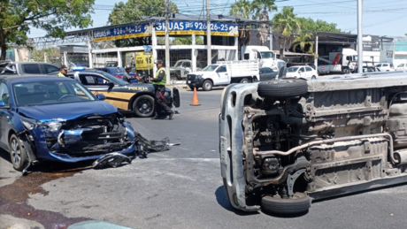 Aparatoso accidente cerca de Plaza Fiesta deja cuantiosos daños materiales