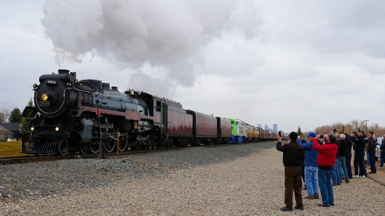 Este trayecto especial a través del continente de la locomotora de vapor 2816 servirá para recordar el pasado y celebrar el futuro de CPKC. Foto: CPKC.