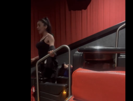#VIDEO Surge 'Lady Cinemex', insulta a asistentes durante película