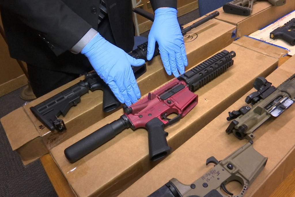 Armas ilegales de fabricación casera, conocidas como 'armas fantasma' en las instalaciones del Departamento de Policía de San Francisco, el 27 de noviembre de 2019. (AP Foto/Haven Daley, Archivo)