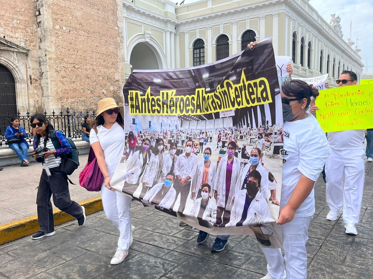 Personal médico del IMSS Bienestar  en Yucatán volvieron a protestar la mañana de este viernes frente a Palacio pidiendo respeto a sus derechos laborales.- Foto de La Hach Informativa