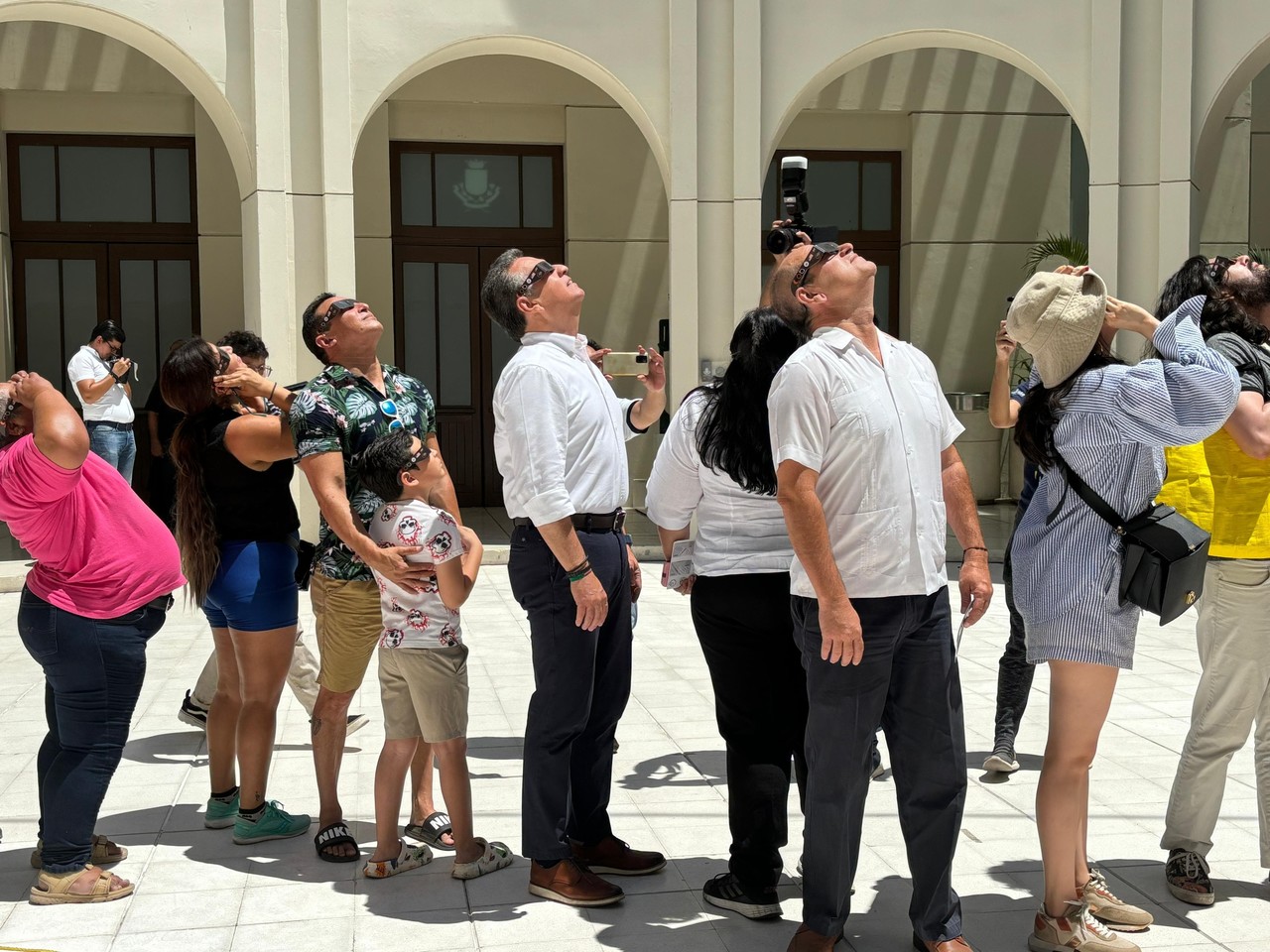 Personas observando el eclipse en el Centro Cultural Olimpo. Foto: Alejandra Vargas