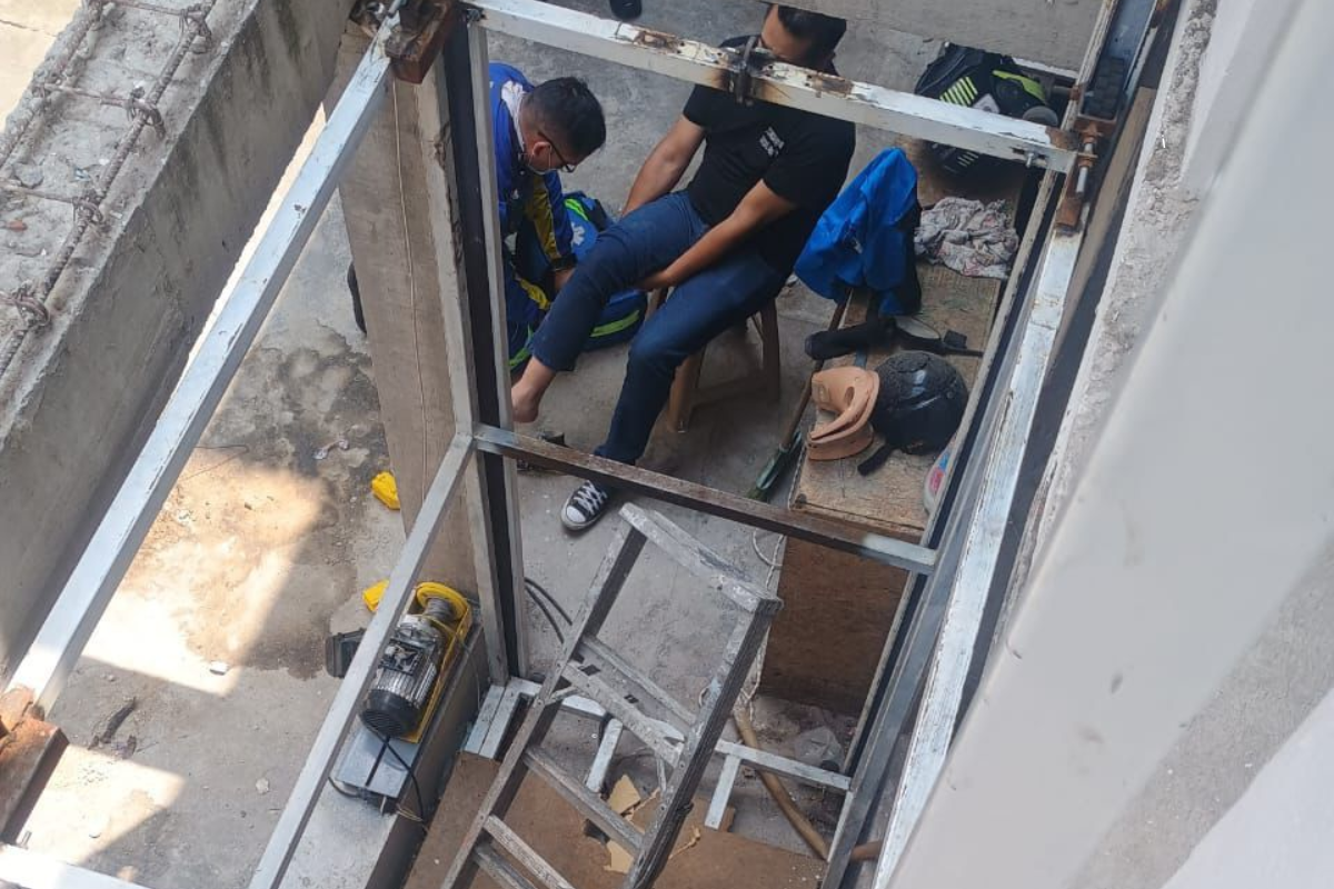 Trabajadores de construcción terminaron lesionados tras la caída de un elevador. Foto: Ramón Ramírez