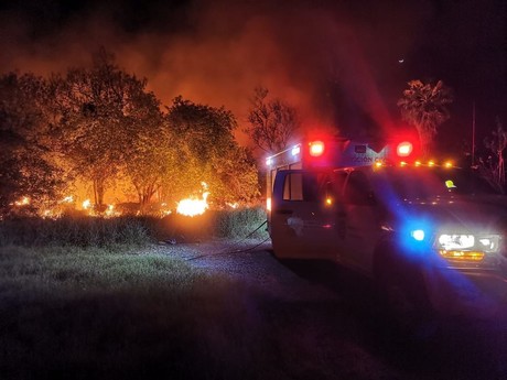 Combaten autoridades intenso incendio en El Uro