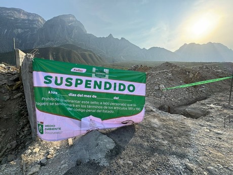 >Clausura Gobierno de Nuevo León obras e incauta camiones en La Huasteca