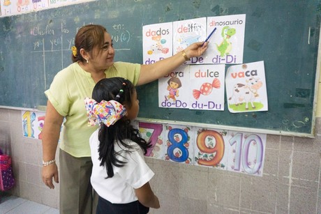 La profesora Rosa Padilla Díaz es nombrada Maestra Distinguida 2024