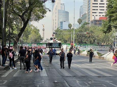 Integrantes del CNTE avanzan hacia el Zócalo, exigen mejoras al magisterio