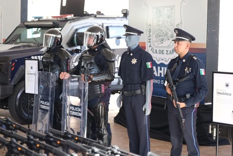 Entregan Manolo Jiménez y Román Cepeda equipamiento para la Policía de Torreón