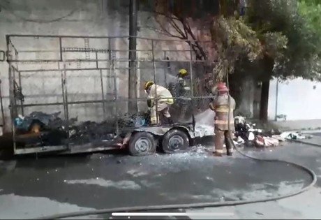Incendio consume dos remolques en Monterrey