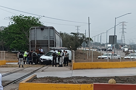 Tren en reversa arrolla a camioneta en Altamira