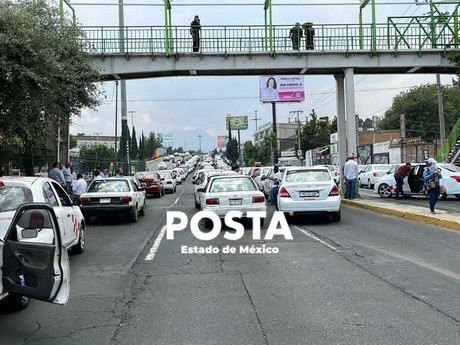 Bloquean taxistas  Paseo Tollocan exigen alto a los operativos (VIDEO)