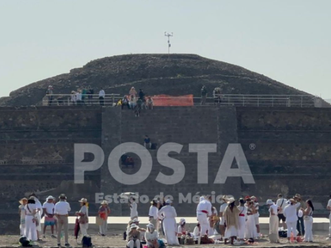Los visitantes buscan presenciar el eclipse solar desde la zona  arqueológica. Imagen: POSTA
