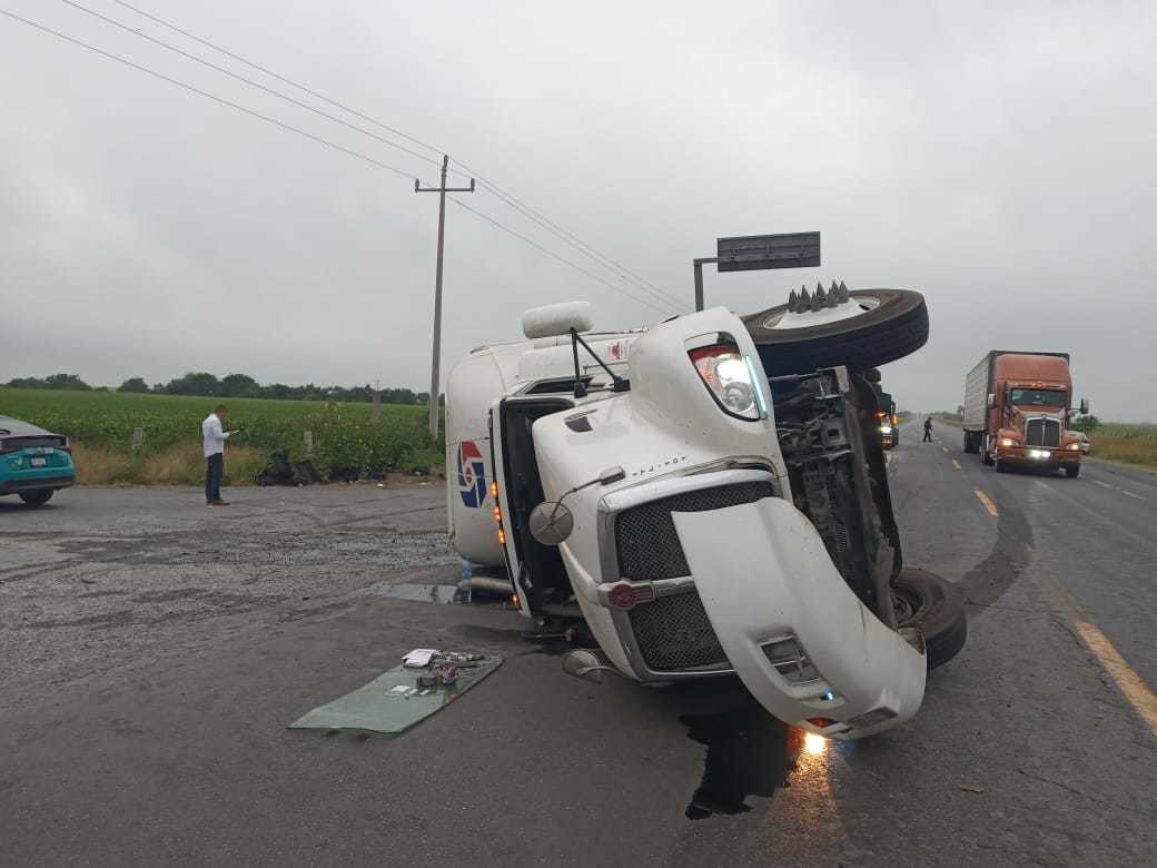 Tráiler volcado en el km 40 de la carretera Reynosa - San Fernando km 40. Foto: SSPT