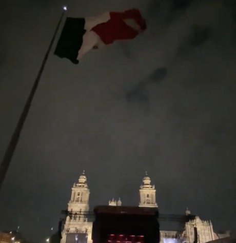 Bandera izada durante concierto de Interpol, crea polémica