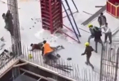 'Batalla de altura': albañiles se pelean en plena construcción