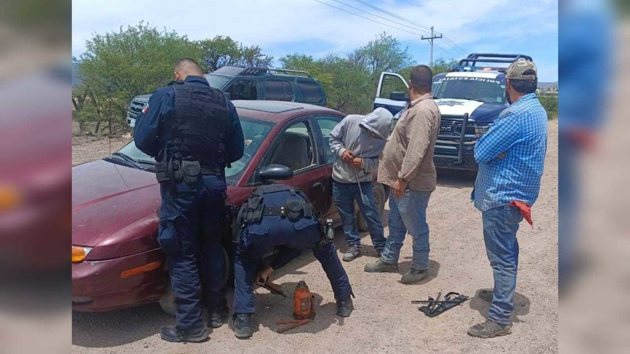 Elementos de la Secretaría de Seguridad Pública apoyaron a ciudadanos con averías en sus vehículos, en este caso cambiar una llanta ponchada. Foto: Facebook/ SSP Durango.