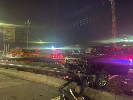 Impacta camioneta contra muro de contención en Monterrey