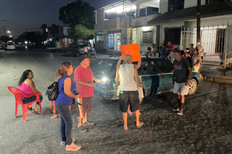 Vecinos arman bloqueo por fugas de aguas negras en Madero