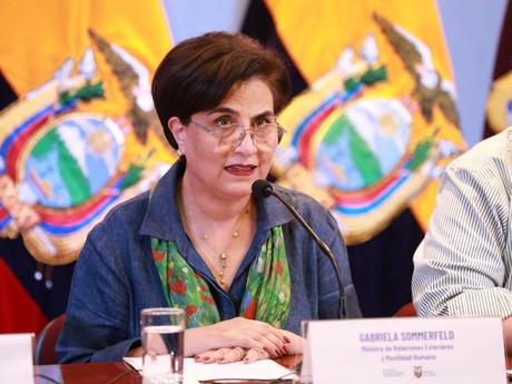 Canciller ecuatoriana critica actuación de embajada mexicana en caso Glas