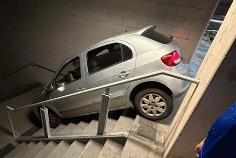 Aficionado se confunde de salida y cae con su auto en las escaleras