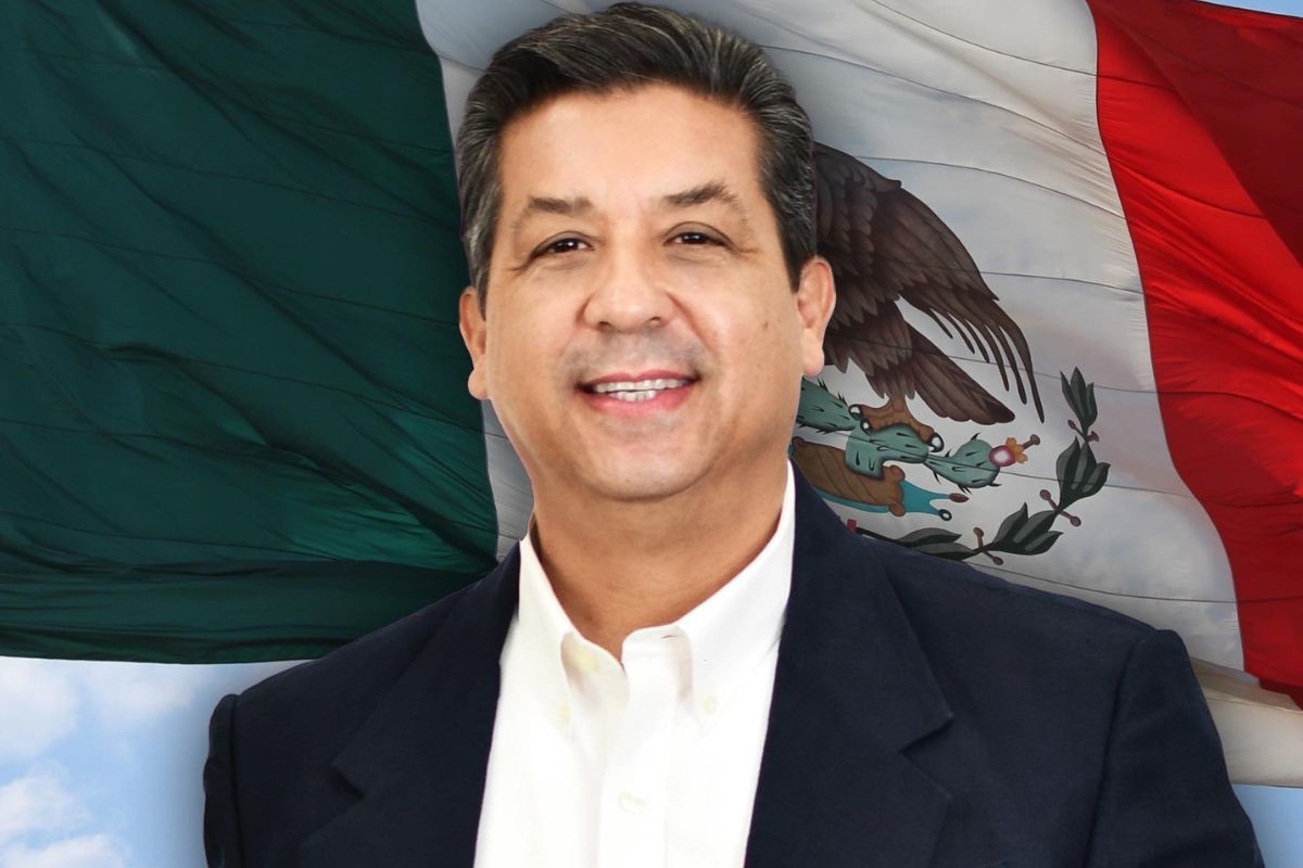 Francisco Javier García Cabeza de Vaca y de fondo la bandera de México. Foto: Facebook Francisco Cabeza De Vaca