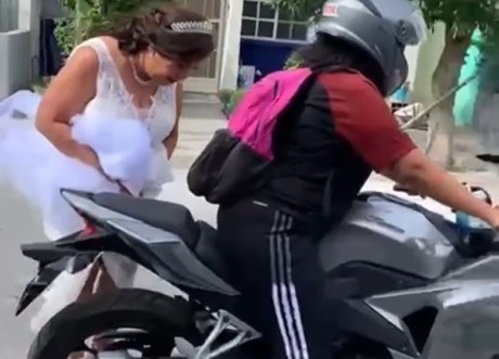Motociclista da aventón a una novia para que llegue a su boda
