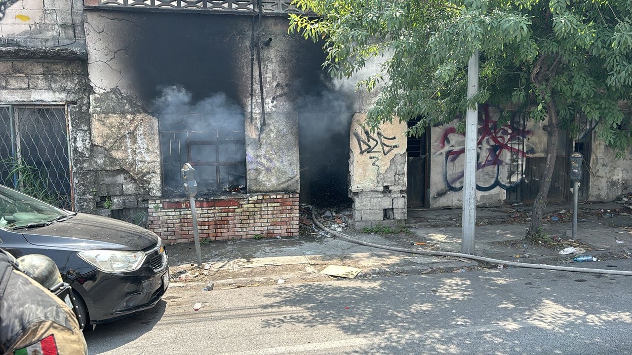 El humo salió del domicilio ubicado en la colonia Obrera en Monterrey. Foto: Protección Civil de Monterrey.