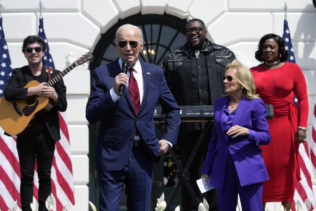 La primera dama Jill Biden y el presidente Joe Biden durante un evento en el jardín sur de la Casa Blanca, en Washington, el miércoles 24 de abril de 2024. (AP Foto/Susan Walsh)