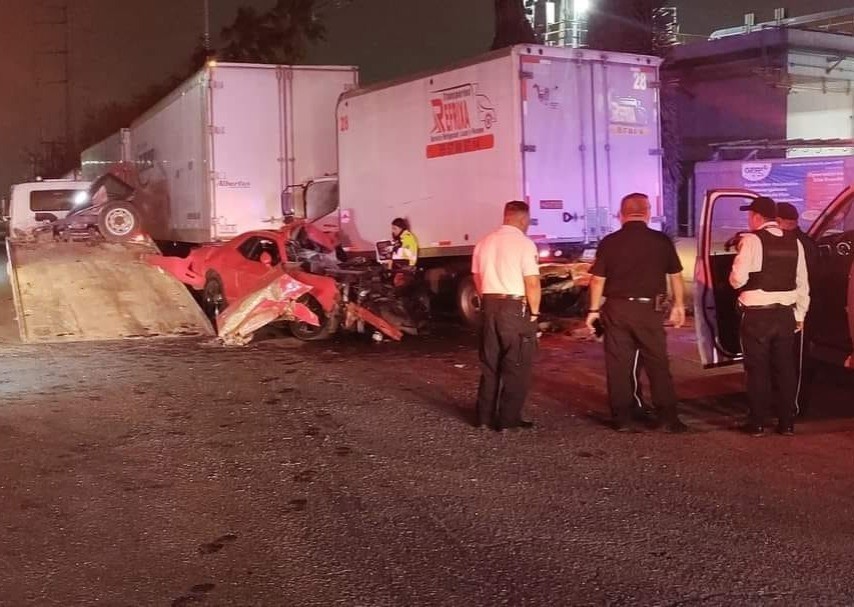 El auto del conductor que falleció, quedó incrustrado entre uno de los camiones de carga. Foto: Protección Civil de Nuevo León.