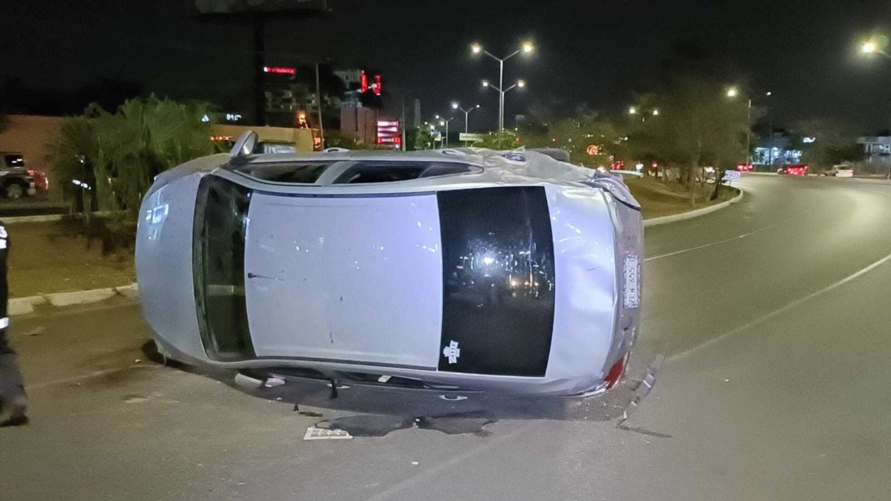 Un auto tipo Aveo terminó volcado la noche de ayer luego de maniobrar para no golpear a un motociclista.- Fotos de Expreso Yucatán